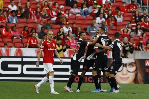 Jogo no Beira-Rio foi marcado por contestações à arbitragem