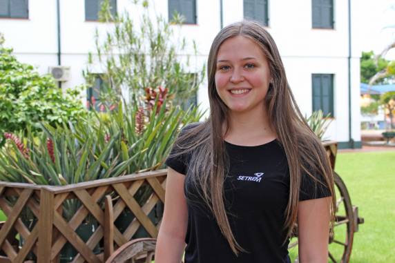 Giovana Assenheimer, 17 anos, vai para a cidade de Frankfurt, por meio de intercâmbio do Centro de Idiomas Setrem