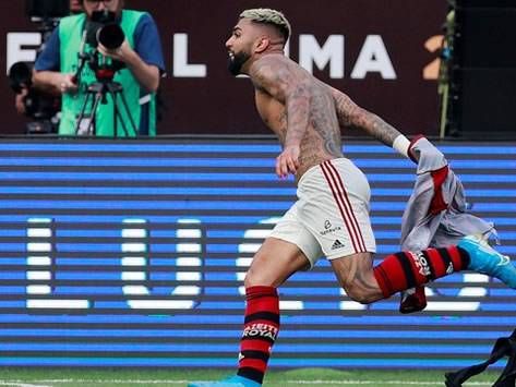 Na primeira final em jogo único da Libertadores, Rubro-Negro sai atrás do placar, encontra muita dificuldade contra os argentinos, mas Gabigol aparece no fim, vira para 2 a 1 com dois gols e desbanca atual campeão