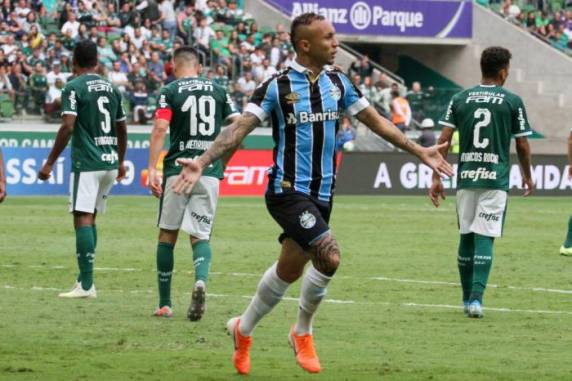 Pepê, nos acréscimos, marcou o gol da vitória gremista em São Paulo