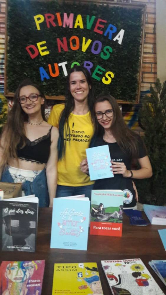 Livro intitulado ?A carta de amor que não escrevi? foi organizado pelas alunas do curso técnico em Comunicação Visual