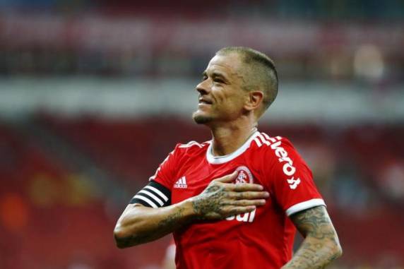 Além do meia argentino, Edenilson e Guerrero fizeram os gols do triunfo colorado