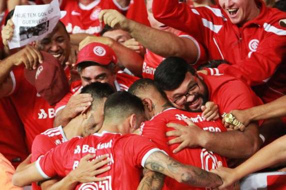 Mesmo com expulsão de D'Alessandro, Colorado segurou resultado construído com gol de Paolo Guerrero e confirmou classificação para a fase de grupos