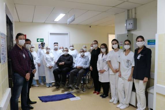 Honorino Bassi, 84 anos, e Alceu Antonio Bassi, 61, voltaram para Marau, onde moram. 'É uma motivação para seguirmos trabalhando', diz médica