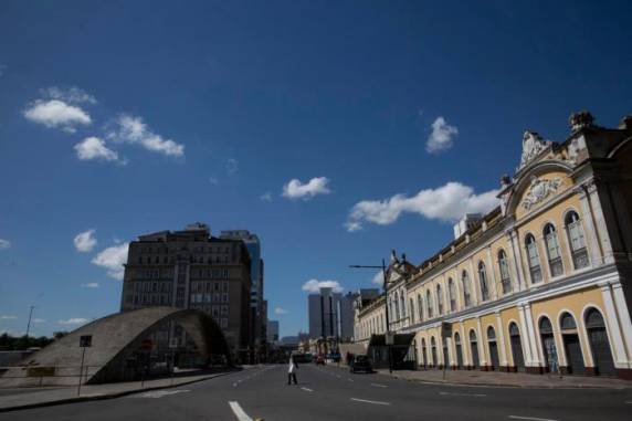 Médicos alertam que o pico da doença só deve chegar no fim de abril e que reabertura de comércios ameaça boa progressão da doença no Estado