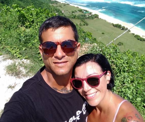 Só de Santa Catarina são mais de 30 moradores em nove países. 'Vim e acontece isso tudo', diz enfermeira que está na primeira viagem ao exterior. Marido dela teme deixar pranchas que usa no trabalho para trás