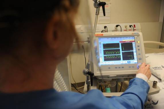 Covid-19 ainda causou sete vezes mais vítimas fatais do que a dengue nos primeiros meses de 2020