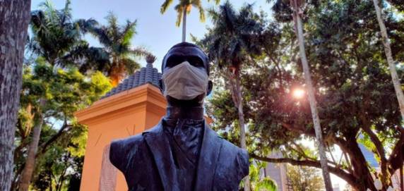 Iniciativa na aeronave visa estimular o uso de máscaras de proteção