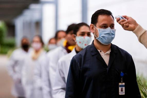 Fábricas do Estado criam novas funções, modificam estruturas e adotam protocolos próprios para garantir a realização das atividades em meio à crise sanitária