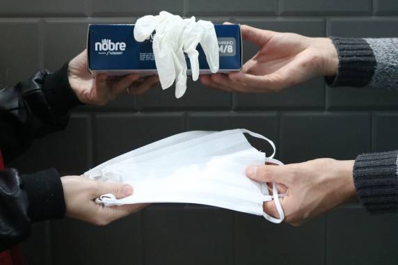 Aproximadamente 1.000 luvas plásticas e 100 máscaras foram entregues para cada restaurante que vende comida através de bufê