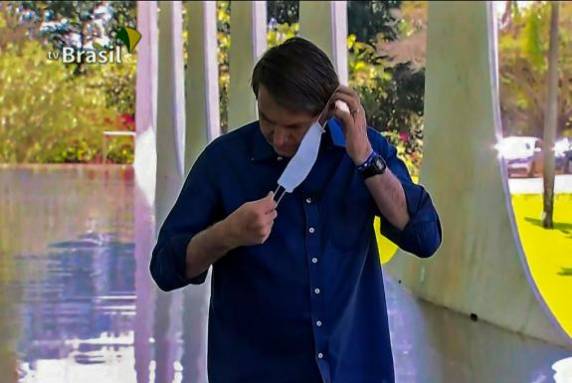 Presidente declarou que sintomas começaram no domingo