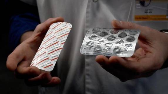 Para pessoas com sintomas leves e sem necessidade de internação, o documento indica o uso de cloroquina, hidroxicloroquina e azitromicina