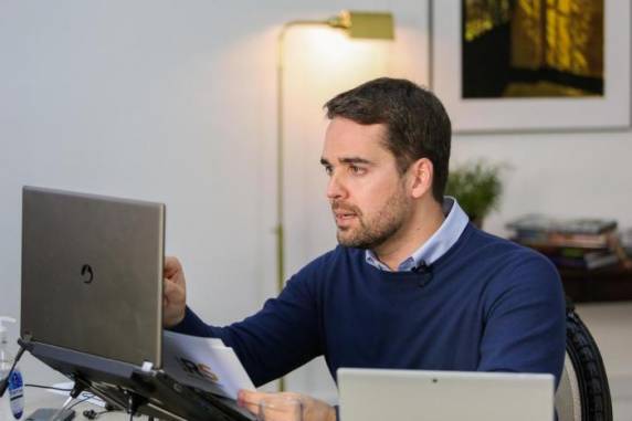 Governador Eduardo Leite propõe dar mais autonomia aos municípios, mantendo sistema de bandeiras