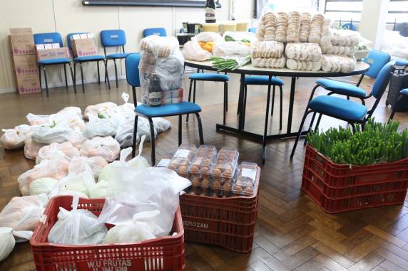 Os beneficiários foram os alunos inscritos após solicitação de cada escola, que estão passando por necessidades neste período de pandemia