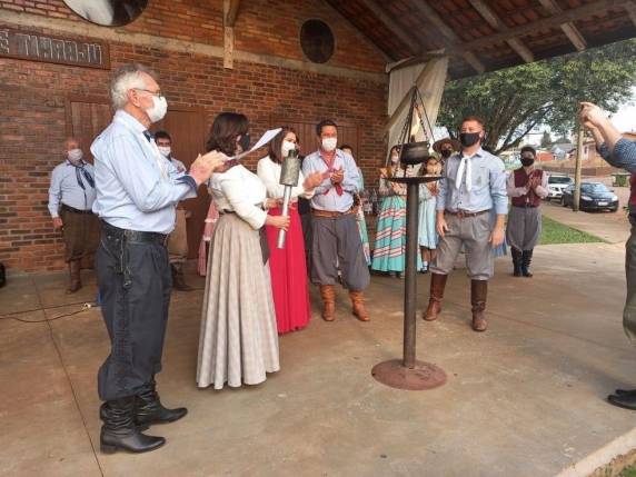 Em diversas cidades do estado, houve cerimônias sem público e com distanciamento. Em Porto Alegre, acendimento é nesta segunda-feira