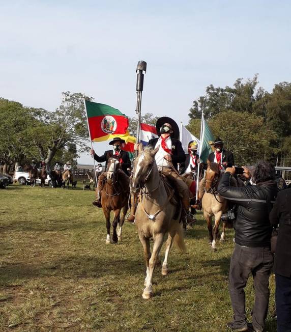 Em diversas cidades do estado, houve cerimônias sem público e com distanciamento. Em Porto Alegre, acendimento é nesta segunda-feira