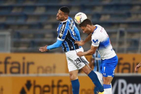 Equipe de Renato Portaluppi teve má atuação e foi derrotada com gols de Zampedri e Pinares