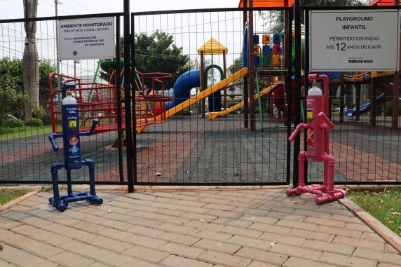 Totens serão destinados a rede de ensino do município e praça Henrique Becker Filho