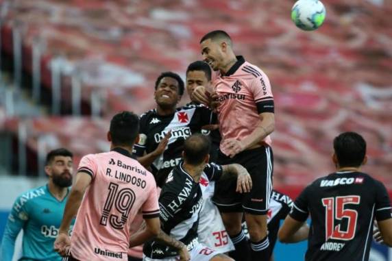 Edenilson e Galhardo marcaram, e o time colorado fica em primeiro lugar pelo menos até a noite desta segunda-feira, quando o Atlético-MG visita o Bahia