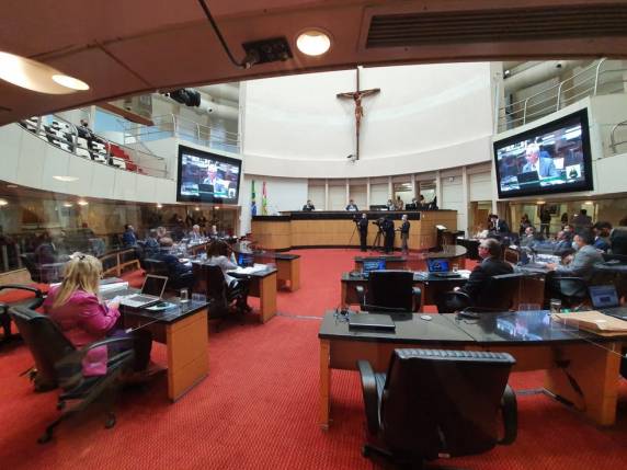 Vice-governadora Daniela Reinehr teve denúncia rejeitada e assume governo do estado interinamente a partir de terça-feira (27). Carlos Moisés será julgado por crime de responsabilidade em aumento salarial dado aos procuradores do estado