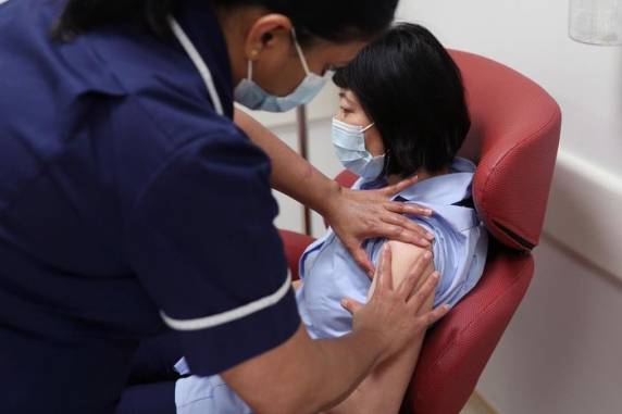 Idosos, profissionais da saúde e funcionários e residentes de asilos devem ser os primeiros a receber o imunizante da Pfizer/BioNTech