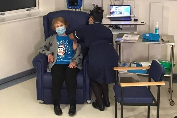 Idosos, profissionais da saúde e funcionários e residentes de asilos devem ser os primeiros a receber o imunizante da Pfizer/BioNTech