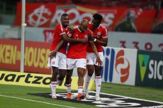 Time de Abel Braga quebrou sequência negativa e se manteve no G-6