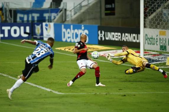 Argentino Diego Churín, no segundo tempo, marcou o gol que garantiu os três pontos