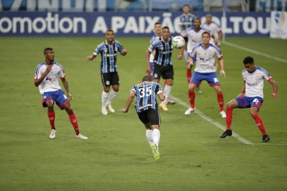 Tricolor contou com gols de Vanderson e Diego Souza para somar três pontos em casa