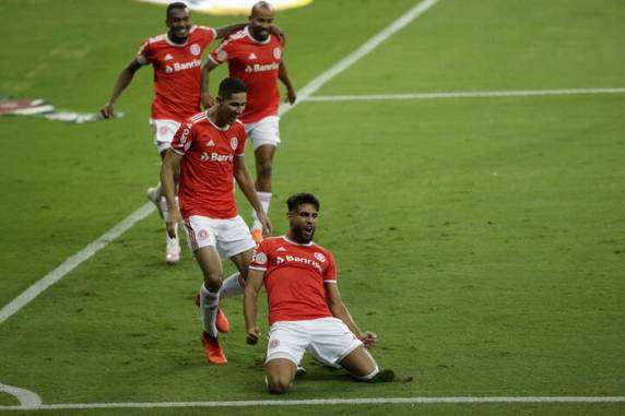 Time treinado por Abel Braga ganhou a sexta seguida e ficou a um ponto do São Paulo, adversário na próxima quarta-feira