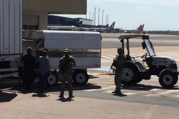Carregamento de imunizantes chegou às 9h24min no Aeroporto Internacional Salgado Filho