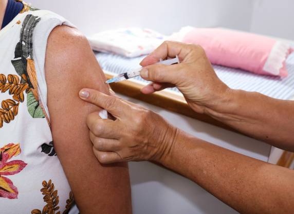 170 doses da vacina Oxford/AstraZeneca chegaram ao município nesta semana