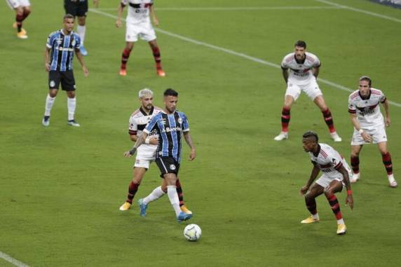 Tricolor marcou duas vezes com Diego Souza, mas sofreu gols de Everton Ribeiro, Gabigol, Arrascaeta e Isla