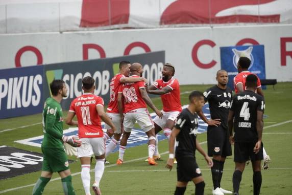 Com gols Patrick e Edenilson, de pênalti, time colorado fez 2 a 1 nos paulistas, no Beira-Rio