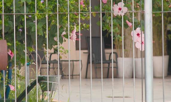 Pelo menos 40 residentes e 29 funcionários testaram positivo. Dois idosos foram transferidos para a UTI. Secretaria notificou Ministério Público