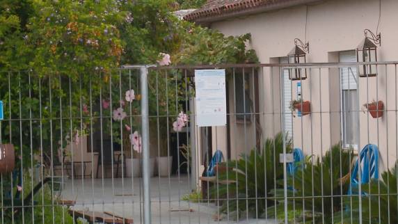 Pelo menos 40 residentes e 29 funcionários testaram positivo. Dois idosos foram transferidos para a UTI. Secretaria notificou Ministério Público