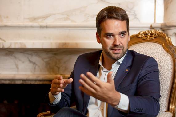 Aulas presenciais nas escolas infantis, de 1º e 2º anos do Ensino Fundamental estão liberadas em regiões com o risco mais alto para o coronavírus