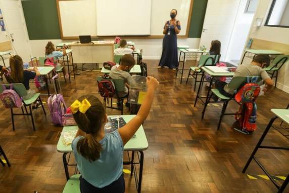 Entre médicos e educadores, não há consenso sobre a necessidade e a segurança de voltar às escolas em meio ao recrudescimento da pandemia no Estado