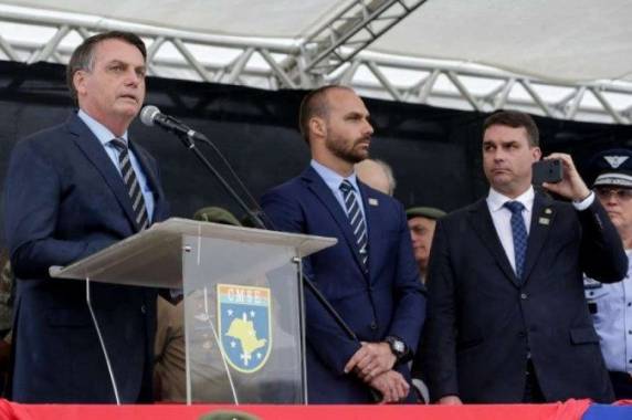 Presidente da República e os filhos Flávio, Eduardo e Carlos se manifestaram contra protocolos de distanciamento social