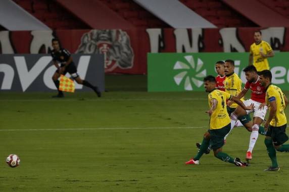 Time colorado saiu na frente, tomou dois gols, mas arrancou vitória pelo Gauchão