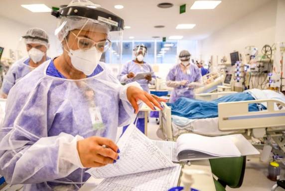 Na tarde deste sábado, 2.628 pessoas com coronavírus estavam sendo atendidas em unidades de terapia intensiva no Estado