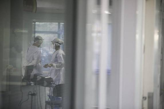 Esgotamento hospitalar, avanço da vacinação entre idosos e novas variantes são hipóteses para mudança no perfil de quem morre com covid-19