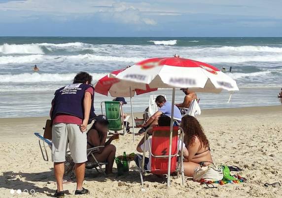 Regras permitem circulação de pessoas nesses locais apenas para exercício físico individual. Em Florianópolis e Balneário Camboriú, havia banhistas com cadeira e guarda-sol na areia