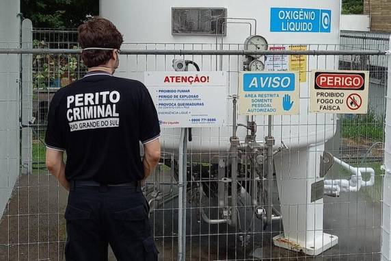 Profissionais que atendem locais de crime dizem estar tão expostos quanto policiais; secretaria diz que estarão em próximo lote