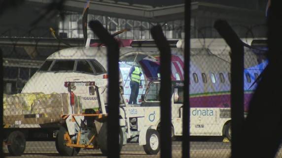 Avião com os imunizantes pousou às 5h50 no Aeroporto Salgado Filho, em Porto Alegre