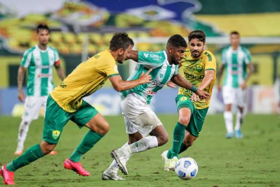 Gol da igualdade do time do Mato Grosso saiu aos 42 minutos do segundo tempo