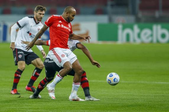 Com um a menos desde o início do segundo tempo, Colorado foi batido pelos baianos em casa e agora foca na Libertadores e no Brasileirão