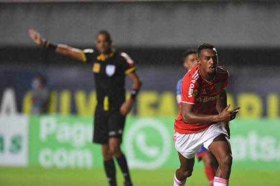 Time se segurou com um homem a menos em quase todo o segundo tempo na primeira partida após saída de Miguel Ángel Ramírez