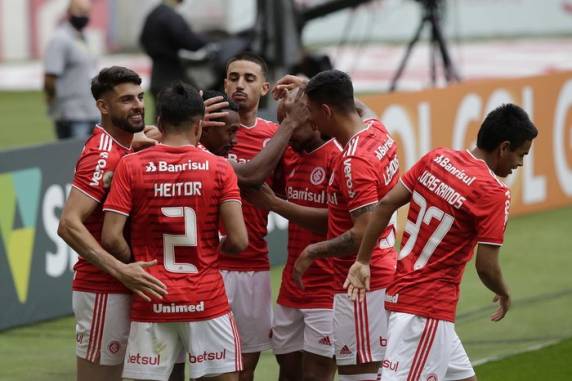 Colorado abriu o placar com gol de Edenilson, mas Lima definiu 1 a 1 em cobrança de falta