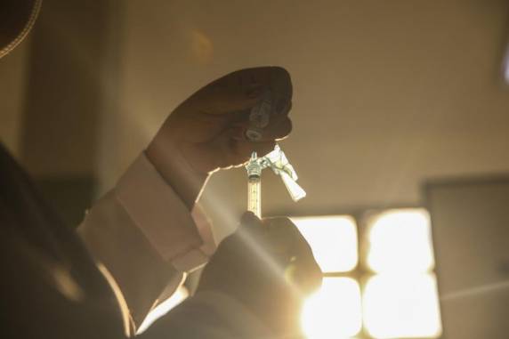 Apesar da maior proteção individual conferida pela imunização, especialistas consideram fundamental manter todas as medidas preventivas